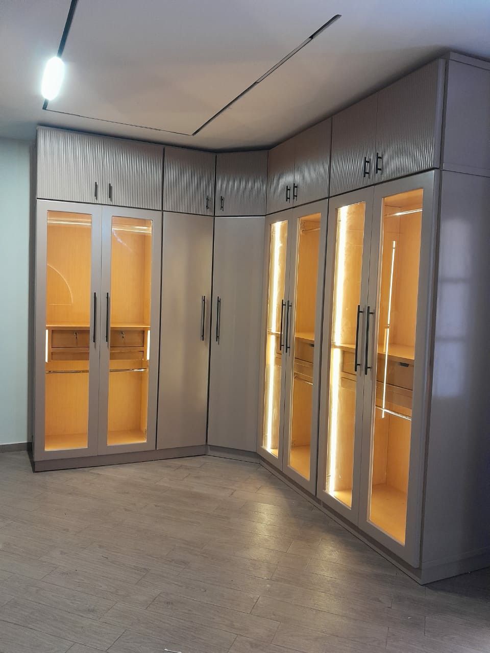 Tủ quần áo cánh kính VH28