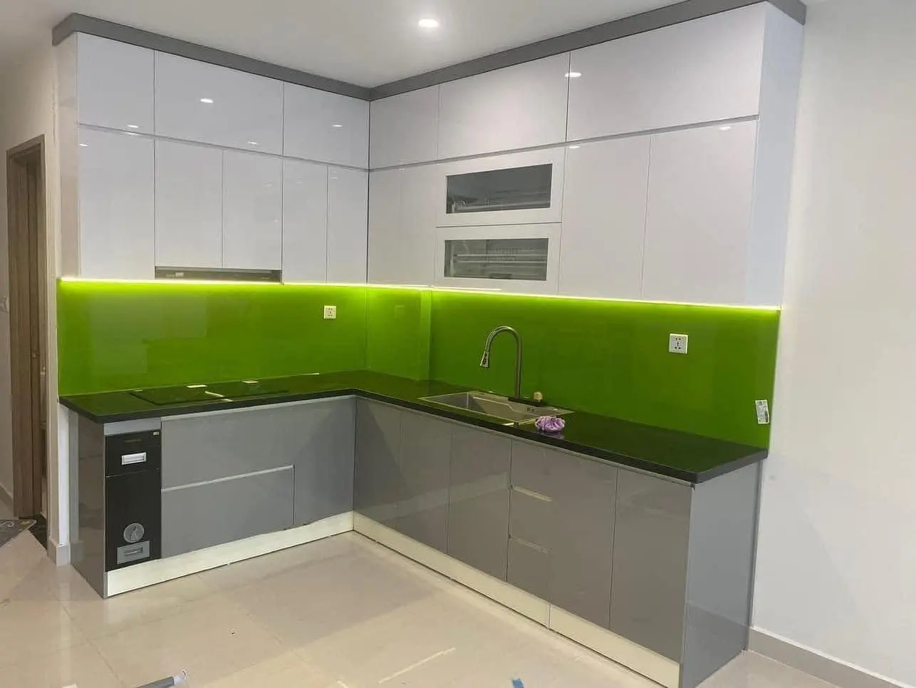 Tủ bếp gỗ công nghiệp cánh acrylic VH32