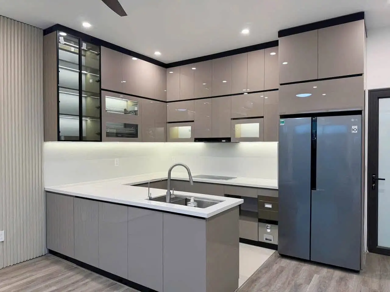 Tủ bếp gỗ công nghiệp cánh acrylic VH36