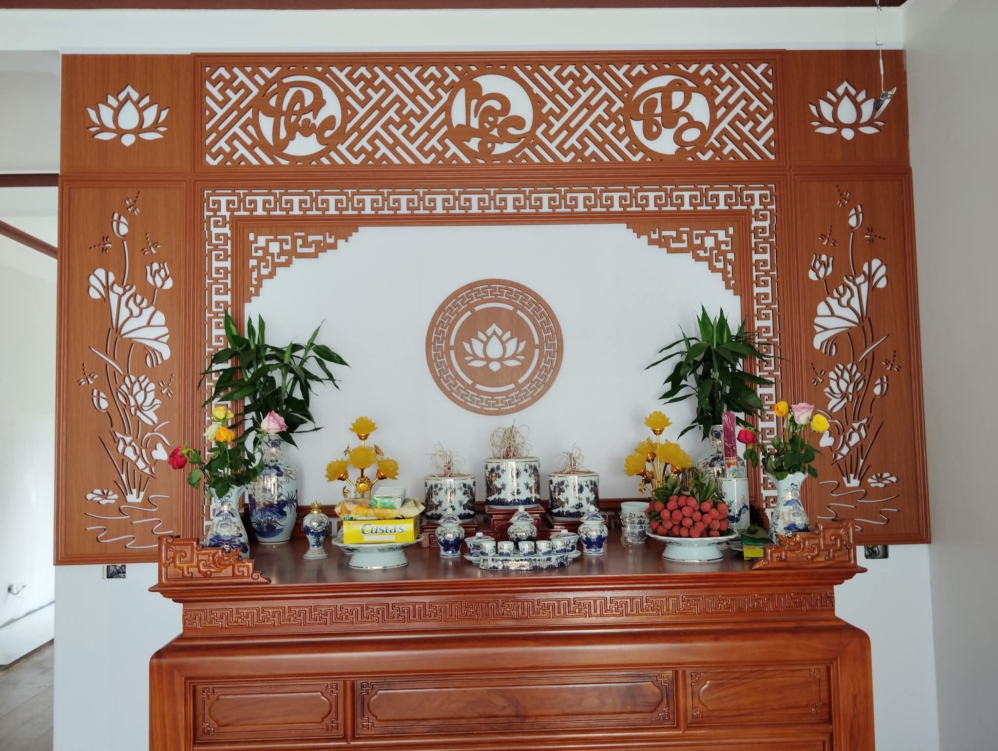 Vách hoa văn ban thờ hiện đại 