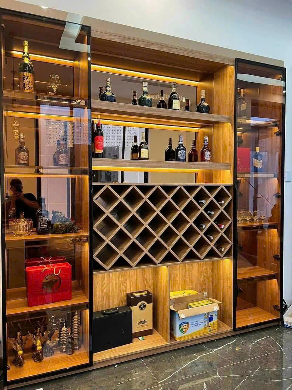 Tủ rượu cánh kính phòng khách